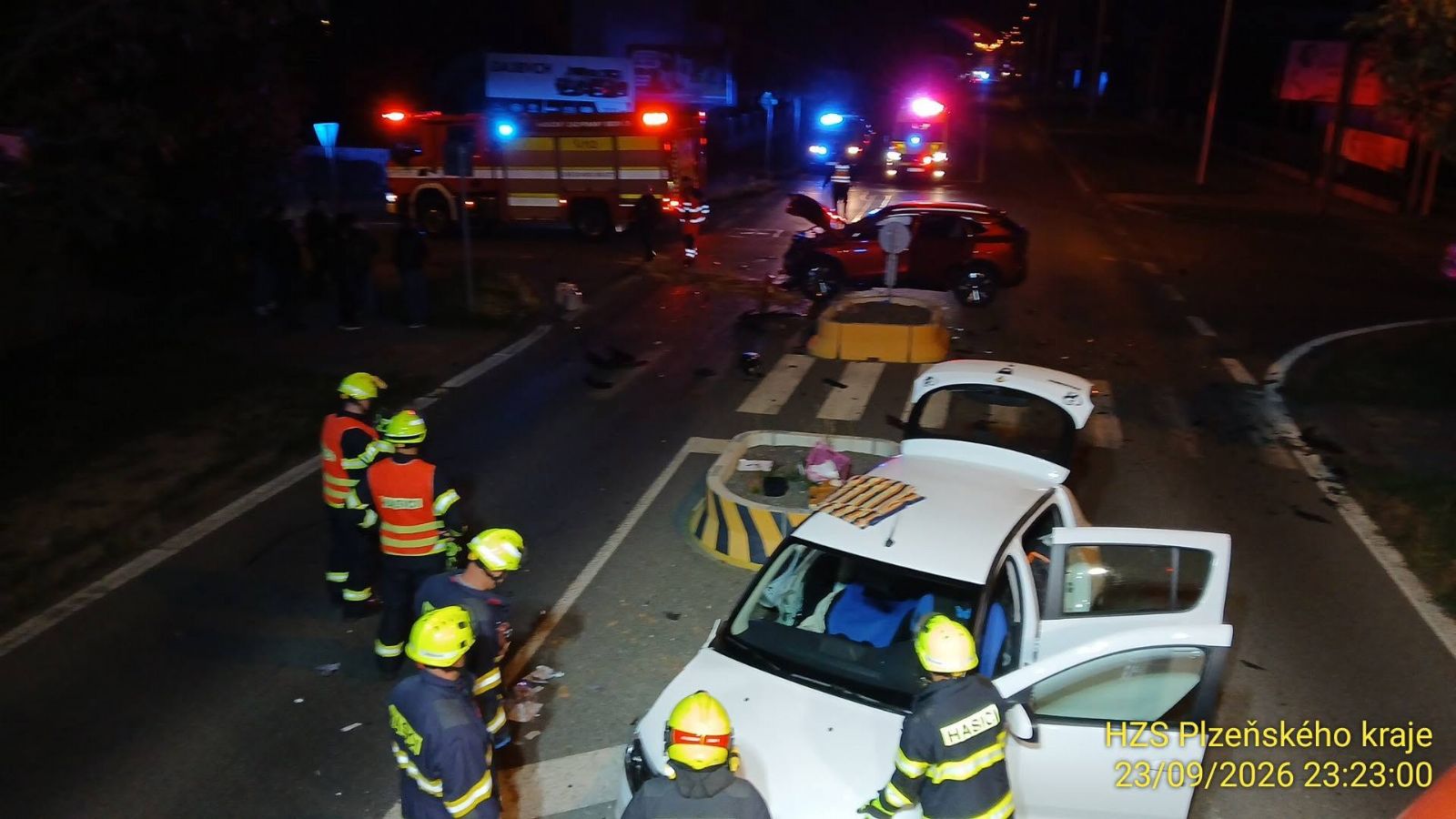 Vážná noční nehoda v Plzni. Cestující museli vyprostit hasiči - FOTKY